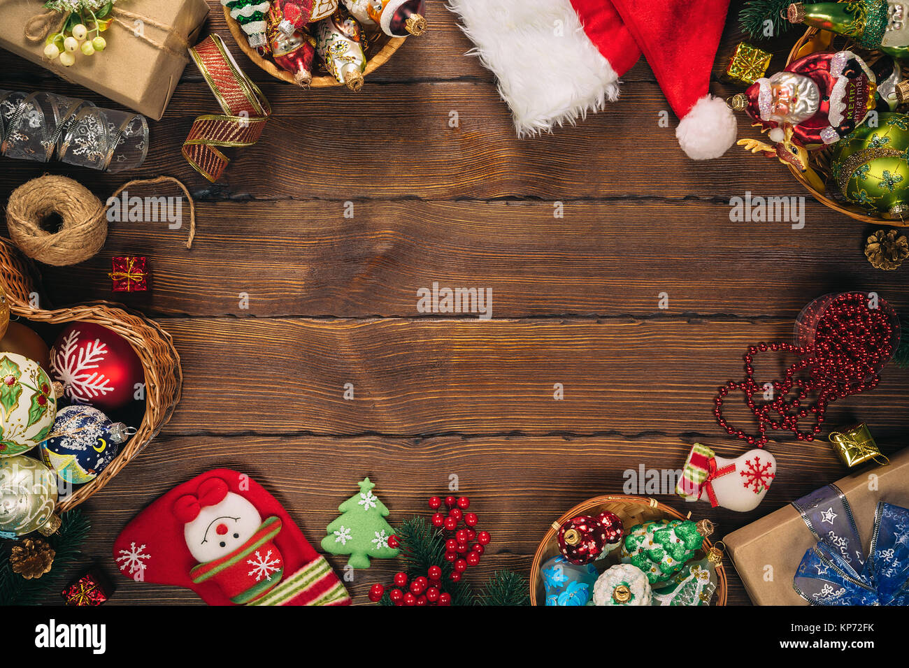 Fond de Noël avec cadeaux, jouets, des branches d'arbre, le Nouvel An du décor, bonbons et biscuits au gingembre sur le vieux fond de bois. Châssis avec espace libre Banque D'Images Fond de Noël avec cadeaux, jouets, des branches d'arbre, le Nouvel An du décor, bonbons et biscuits au gingembre sur le vieux fond de bois. Châssis avec espace libre Banque D'Images