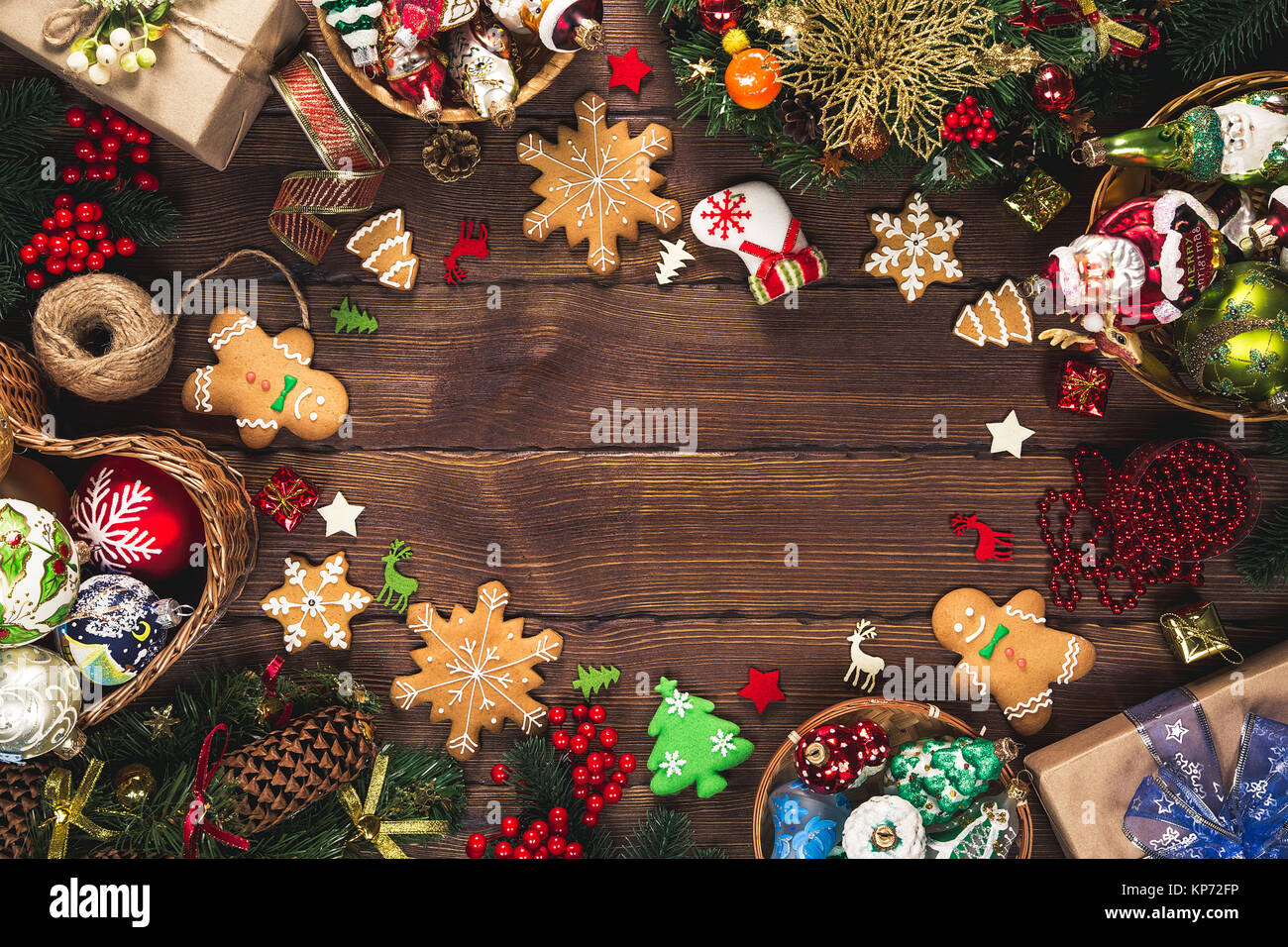 Fond de Noël avec cadeaux, jouets, des branches d'arbre, le Nouvel An du décor, bonbons et biscuits au gingembre sur le vieux fond de bois. Châssis avec espace libre Banque D'Images Fond de Noël avec cadeaux, jouets, des branches d'arbre, le Nouvel An du décor, bonbons et biscuits au gingembre sur le vieux fond de bois. Châssis avec espace libre Banque D'Images