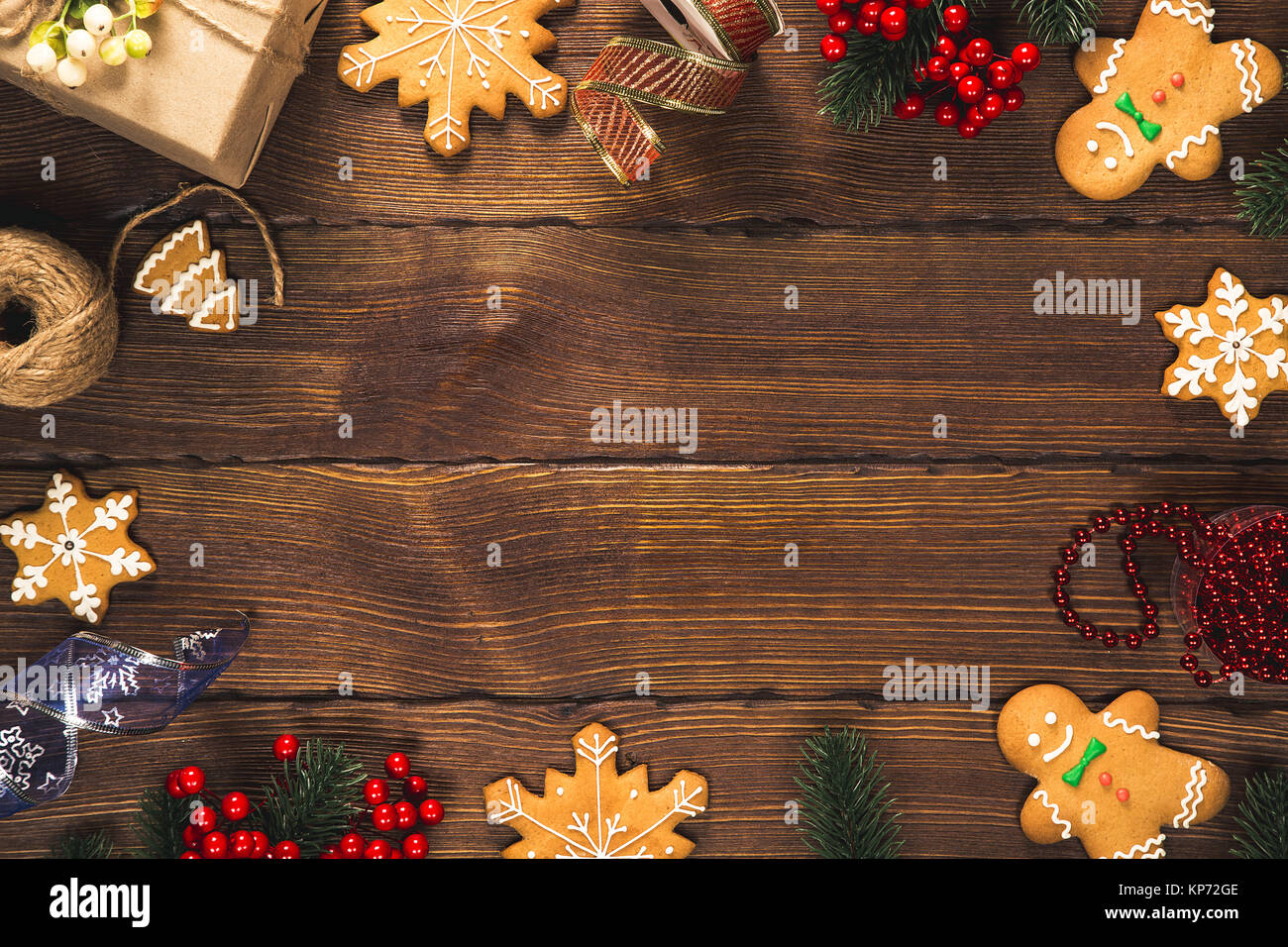 Fond de Noël avec cadeaux, jouets, des branches d'arbre, le Nouvel An du décor, bonbons et biscuits au gingembre sur le vieux fond de bois. Châssis avec espace libre Banque D'Images Fond de Noël avec cadeaux, jouets, des branches d'arbre, le Nouvel An du décor, bonbons et biscuits au gingembre sur le vieux fond de bois. Châssis avec espace libre Banque D'Images