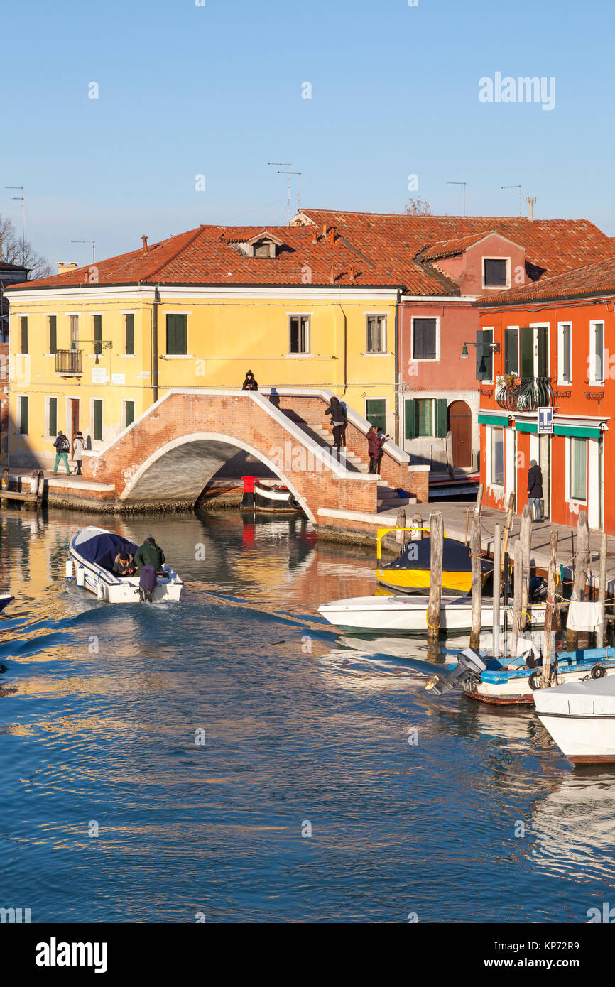 Fondamenta Sebastiano Santi et Ponte s. Martino, l'île de Murano, Venise, Italie, en fin de soirée chaleureuse lumière d'hiver Banque D'Images