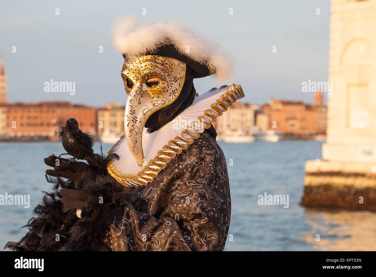 Carnaval de Venise, Vénétie, Italie 2017 Peste médecin avec bec et d'oiseaux au coucher du soleil masque au lagoon Banque D'Images