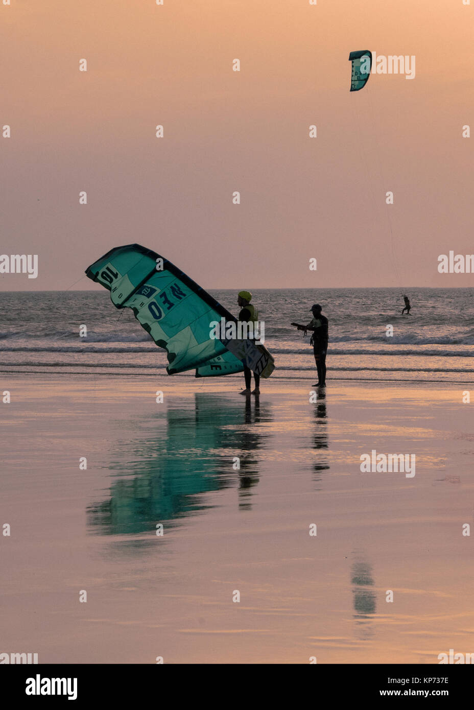 Le kite surf et surf au coucher du soleil Banque D'Images