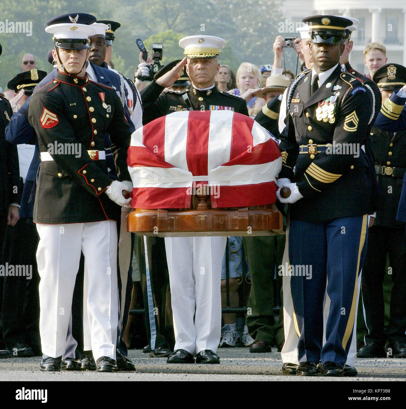 L'état-major interarmées (JCS) salue le 40e président des États-Unis Ronald Wilson Reagan, en tant que son cercueil recouvert du drapeau est déplacé au cours de ses funérailles à Washington DC. Banque D'Images