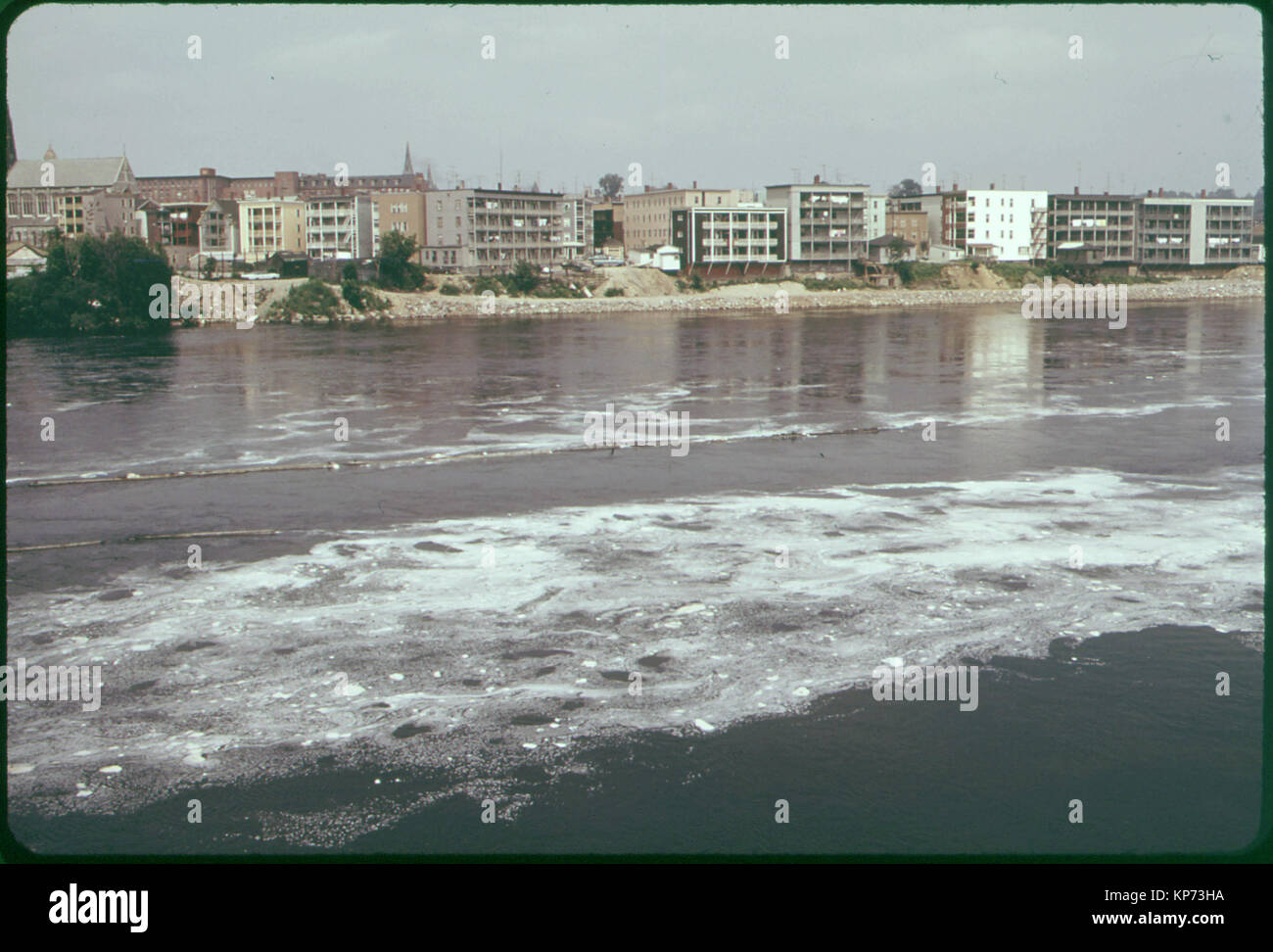 Juin 1973 de Lewiston Maine de l'autre côté de la rivière Androscoggin Banque D'Images