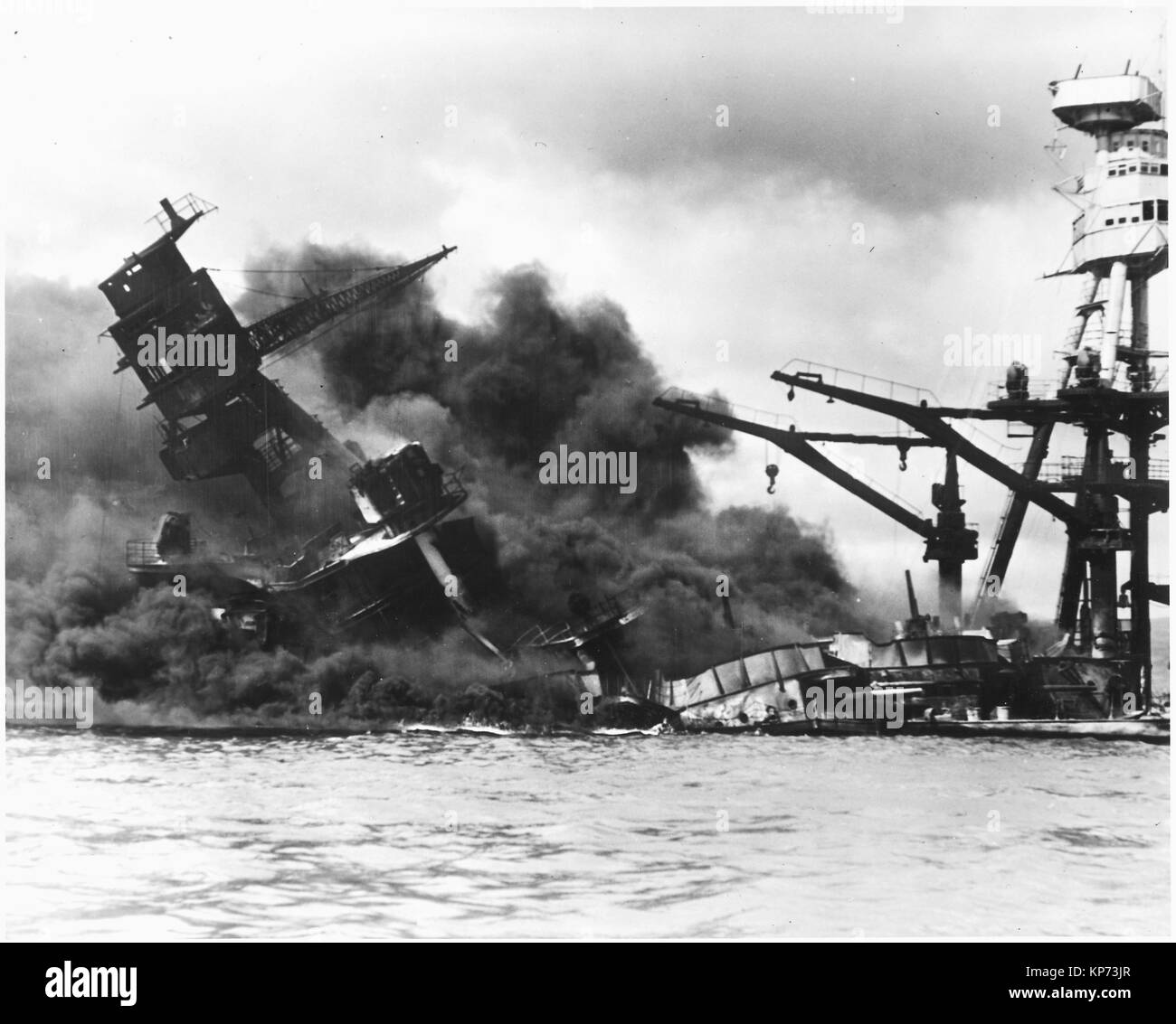 Photographie de la marine sur l'attaque japonaise sur Pearl Harbor, à Hawaï qui a initié la participation américaine à la seconde guerre mondiale. Légende : marine le cuirassé USS ARIZONA naufrage après avoir été frappé par une attaque aérienne japonaise le 9 décembre 2005 7,1941., 12/07/1941 Banque D'Images