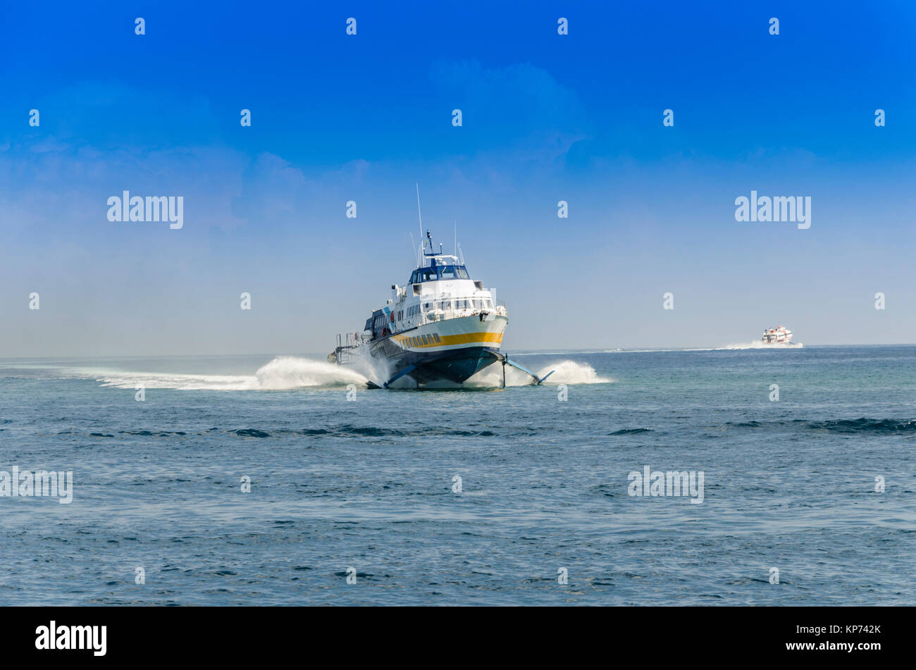 Ferries bateau à la Mer Tyrrhénienne sont le principal moyen de transport entre les îles Eoliennes Banque D'Images