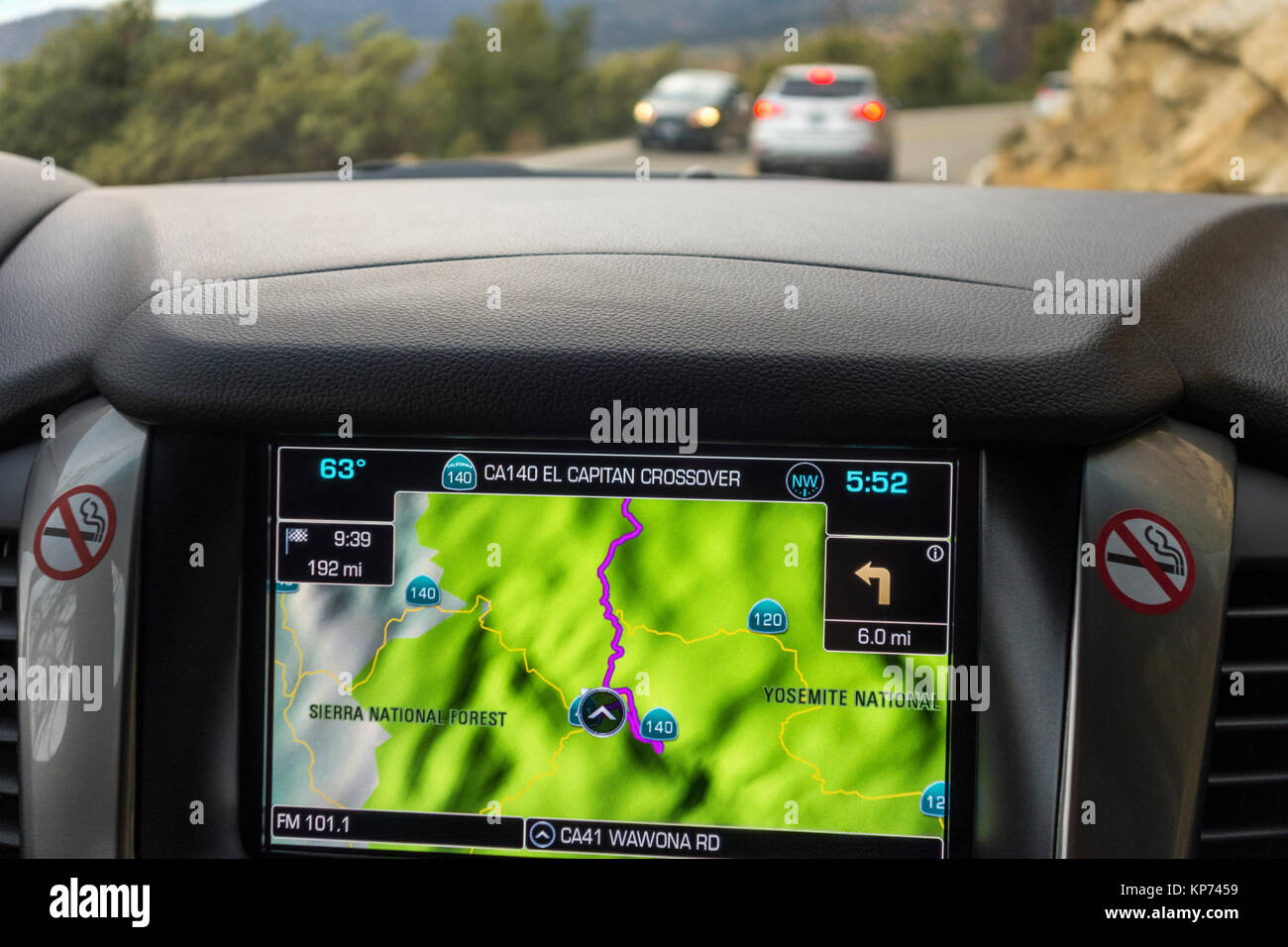 Sat Nav, satnav, gps, navigation auto intégré au tableau de bord en 2018 Chevy Tahoe SUV américain. La conduite dans le Parc National Yosemite. Banque D'Images