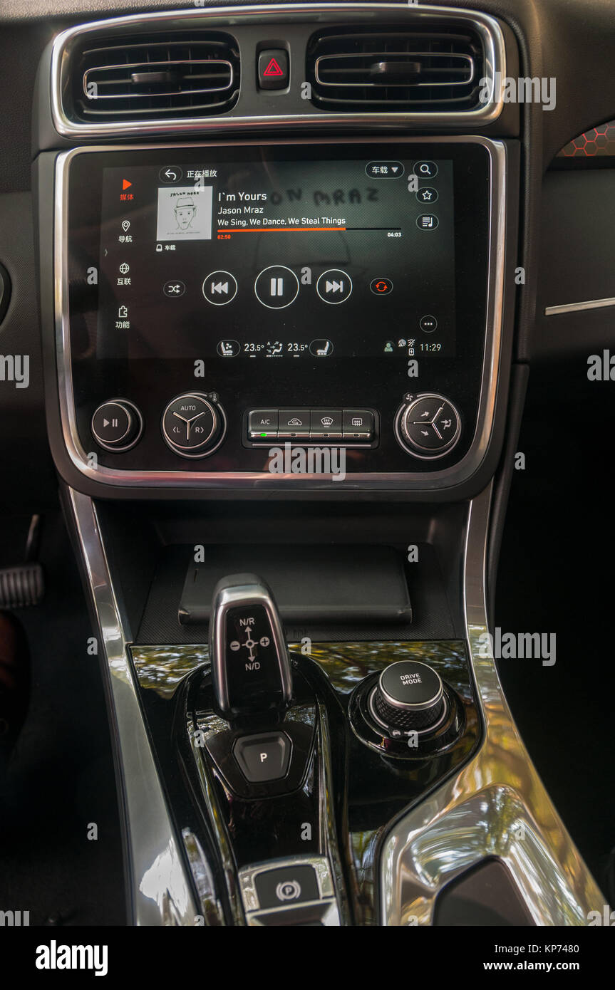 Photo de l'intérieur LYNK & CO 01 SUV dans Hangzhou China sur un essai de conduite. Un smartphone peut être vu à l'aide de la charge de la voiture de charge sans fil Banque D'Images
