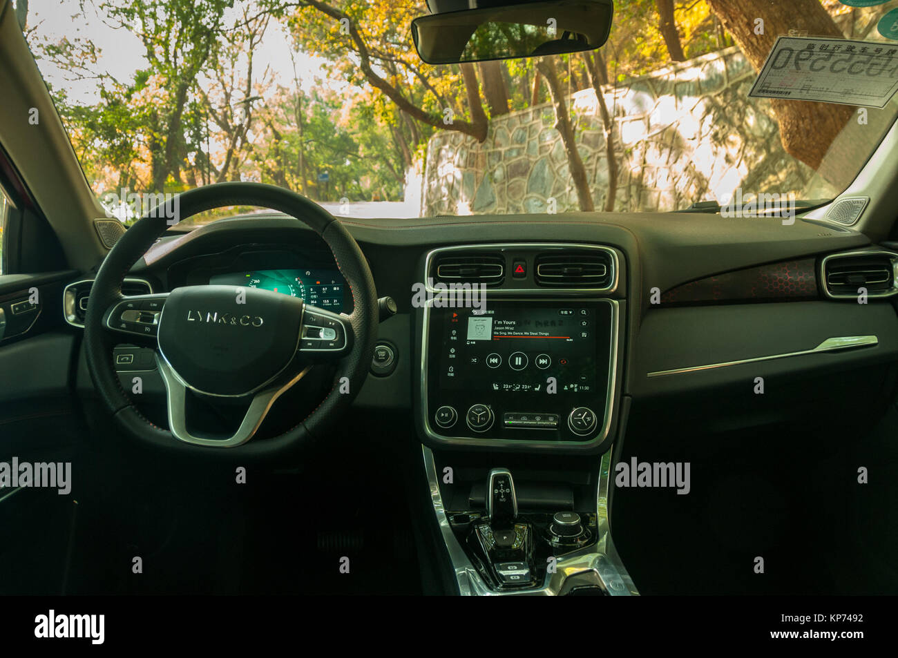 Photo de l'intérieur LYNK & CO 01 SUV dans Hangzhou China sur un essai de conduite. Un smartphone peut être vu à l'aide de la charge de la voiture de charge sans fil Banque D'Images