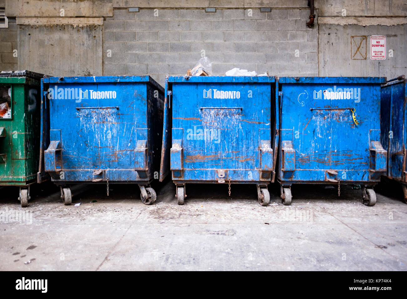 Bleu municipaux les bennes de collecte des déchets, wheelie bins, dans une ruelle du centre-ville de Toronto, Ontario, Canada. Banque D'Images