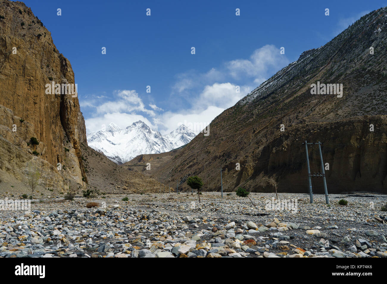 Des lignes électriques dans le sec et rocailleux de la rivière Kali Gandaki, Upper Mustang région, le Népal. Banque D'Images