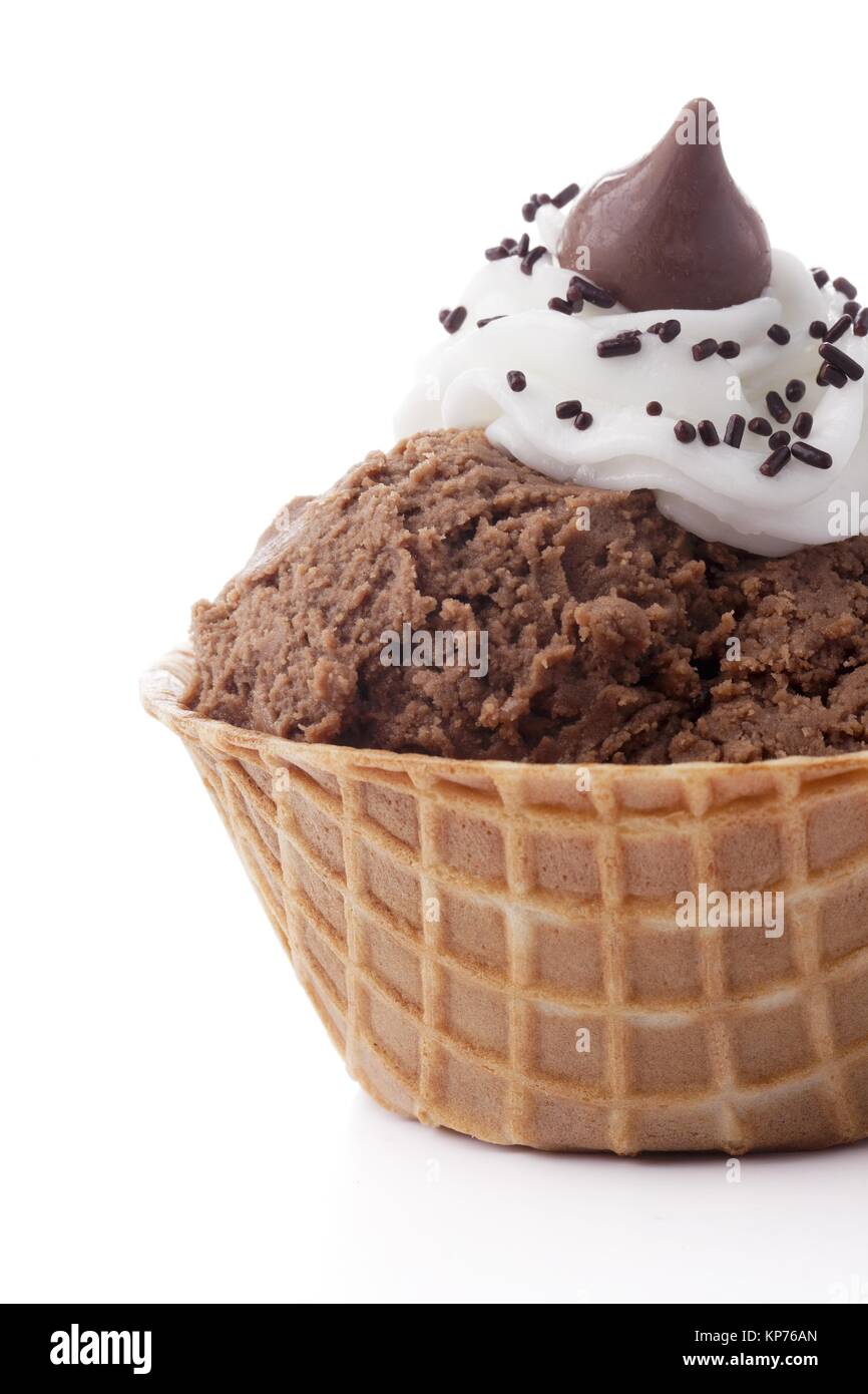 Image recadrée de glace au chocolat dans un cône de sucre Banque D'Images