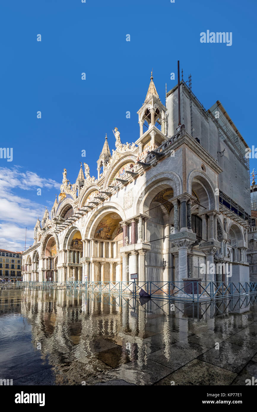 Venise, Italie : Le Palazzo Ducale (Palais des Doges) avec la réflexion après la pluie sur la Piazza San Marco (Place Saint Marc). Banque D'Images