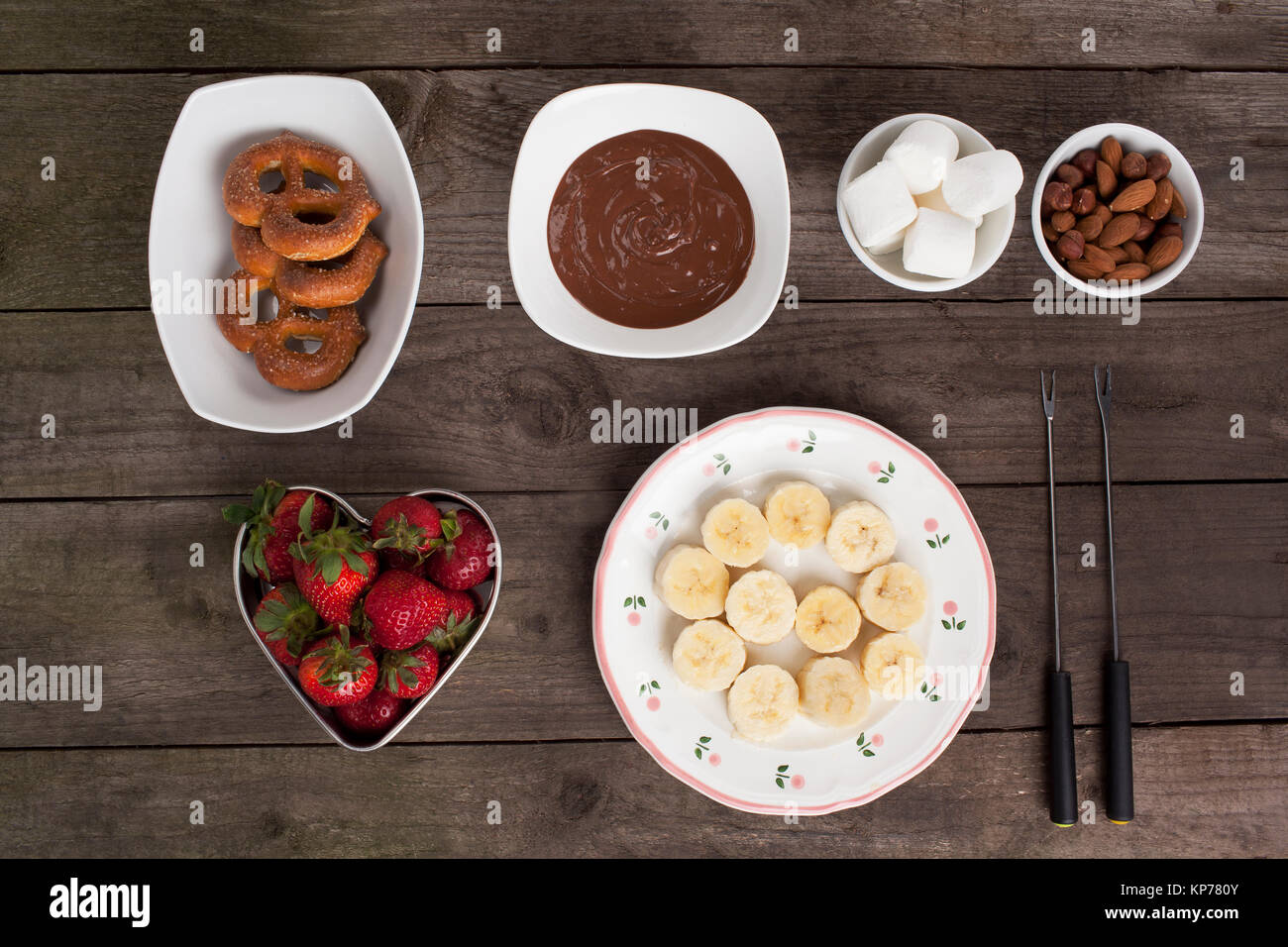 Fruits chocolats et biscuits sur la table en bois Banque D'Images
