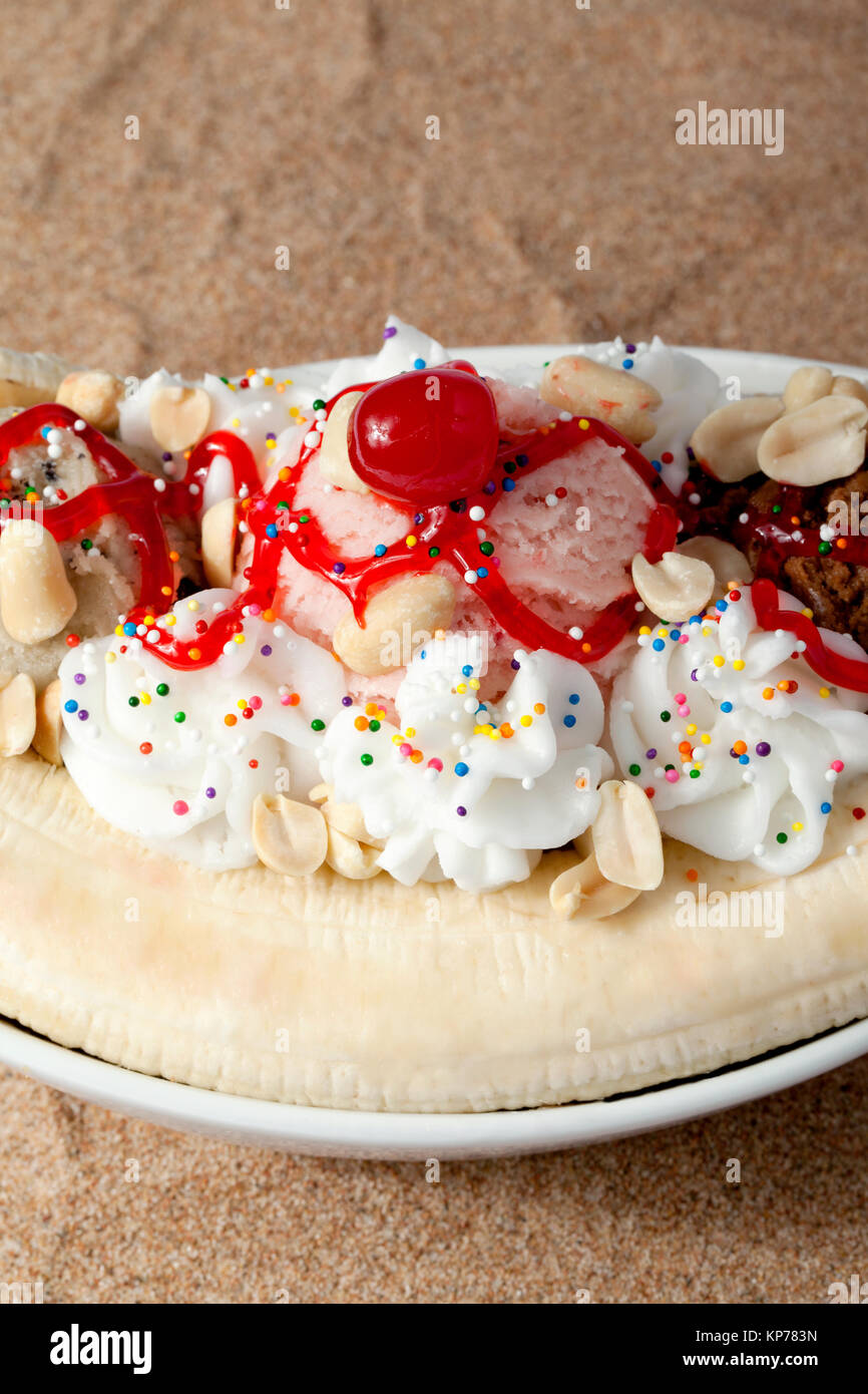 Close up image of banana spit white bowl Banque D'Images