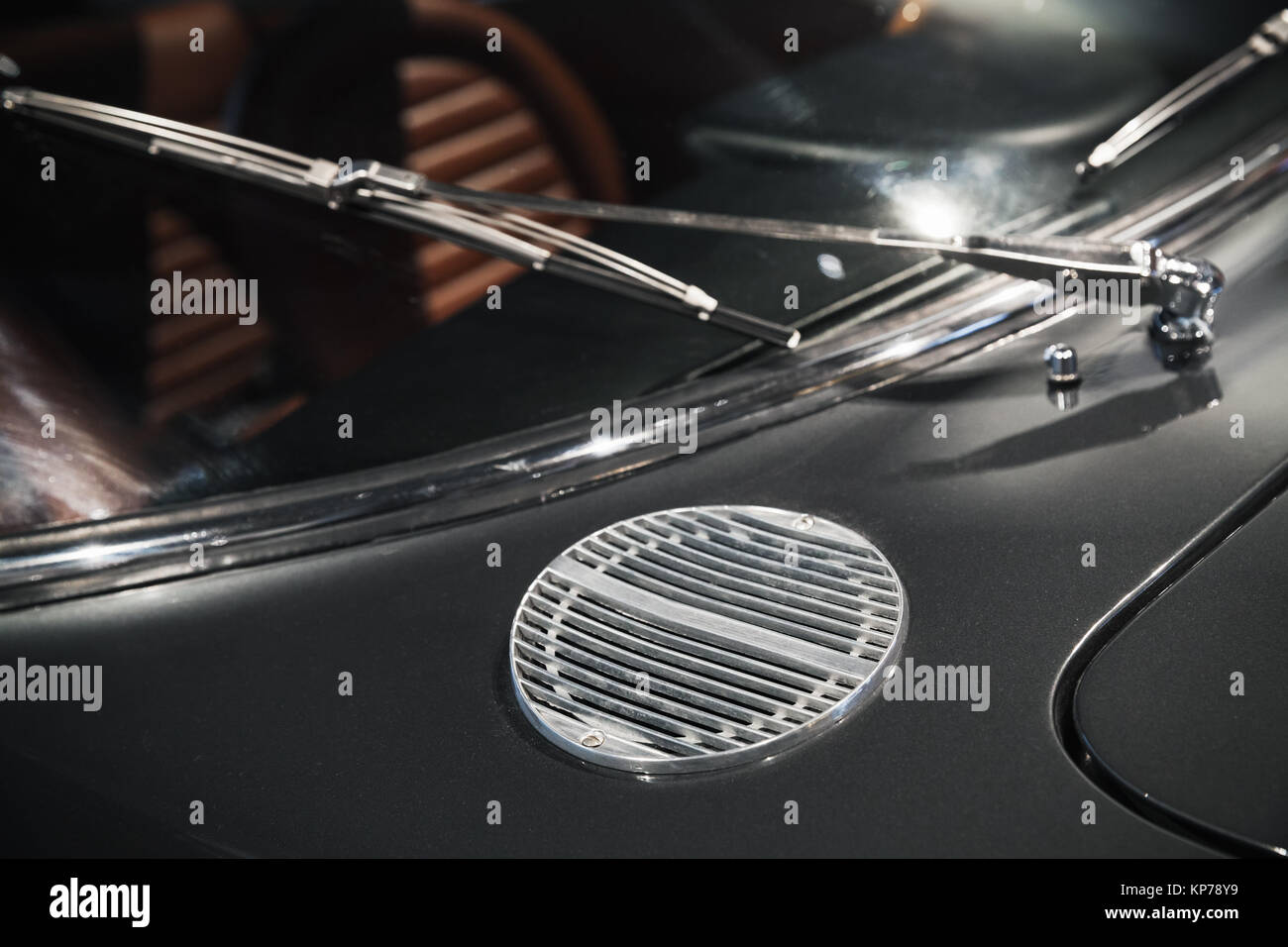 Grille d'entrée d'air et de l'essuie-glace de pare-brise. Voiture de luxe vintage fragment, close-up photo avec soft focus sélectif Banque D'Images Grille d'entrée d'air et de l'essuie-glace de pare-brise. Voiture de luxe vintage fragment, close-up photo avec soft focus sélectif Banque D'Images