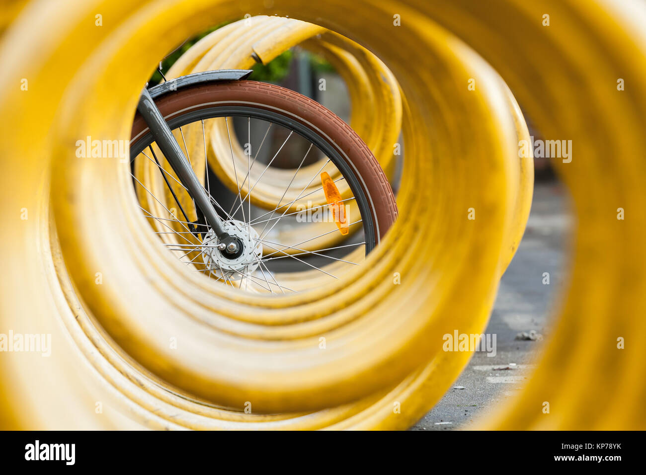 Roue de vélo et spirale jaune location parking stand Banque D'Images