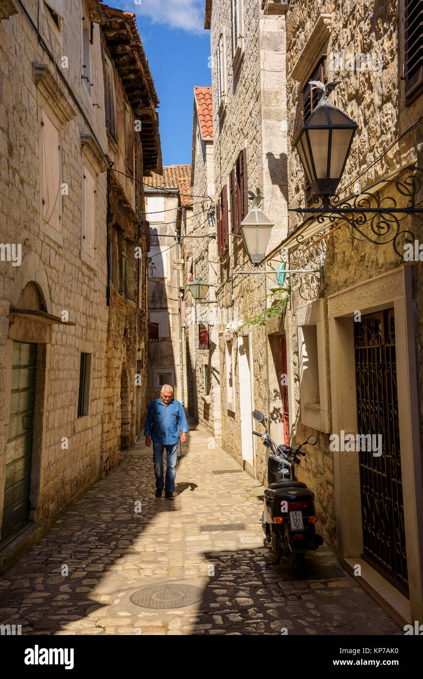 Rues étroites, la vieille ville de Trogir, Croatie Banque D'Images
