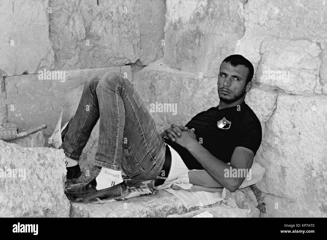 Homme fatigué à Jerash - 21/04/2017 - Jordanie / Amman - Sguardi Aridi par Ali Raffaele Matar tourné en avril 2017 - les yeux sans espoir d'un jeune garçon arabe réticente Banque D'Images