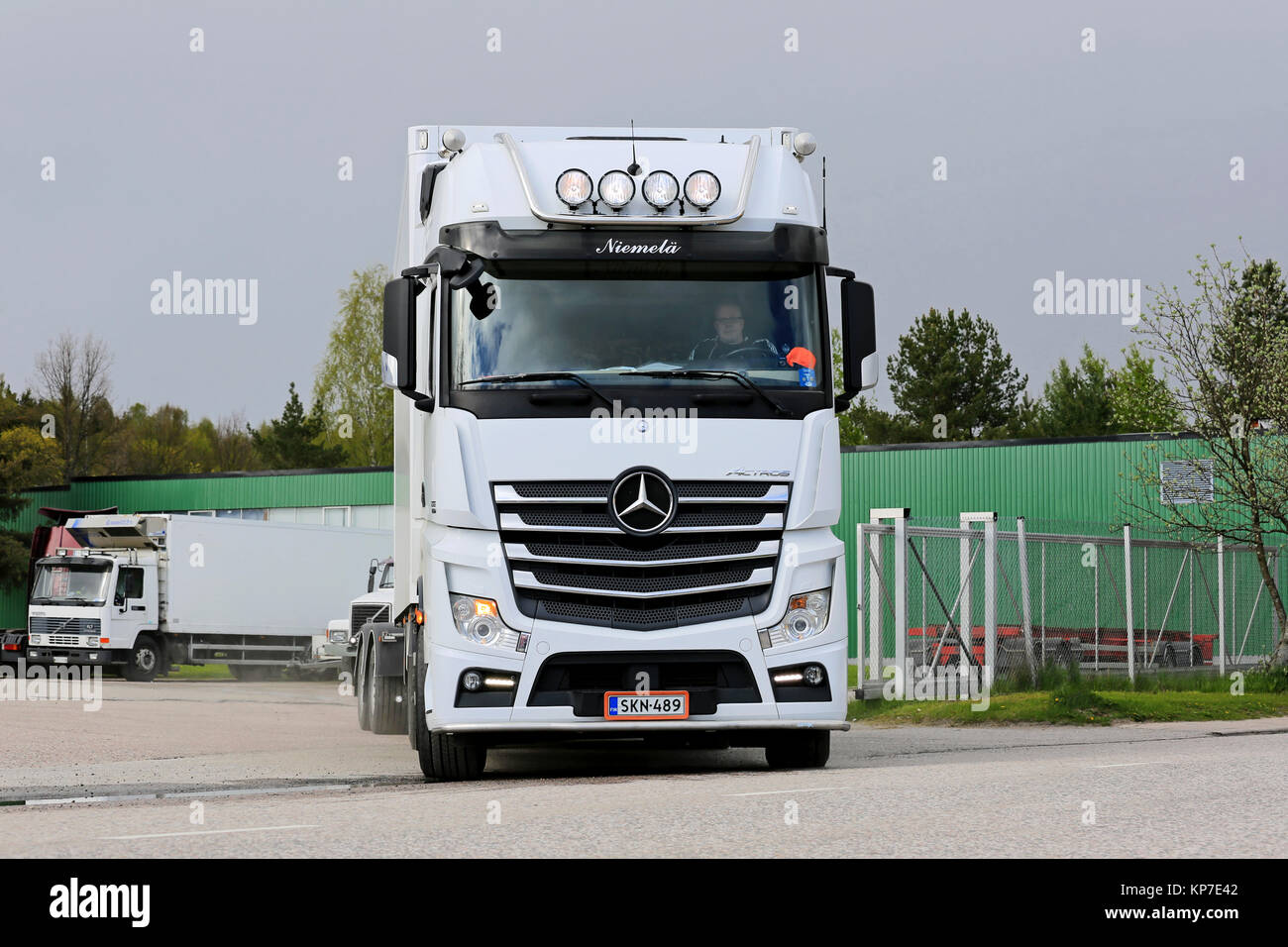 SALO, FINLANDE - 15 MAI 2015 : Nouveau Mercedes-Benz Actros camion sur une rue. Daimler rapporte que dans le Duel de carburant la consommation de carburant tests parti o Banque D'Images