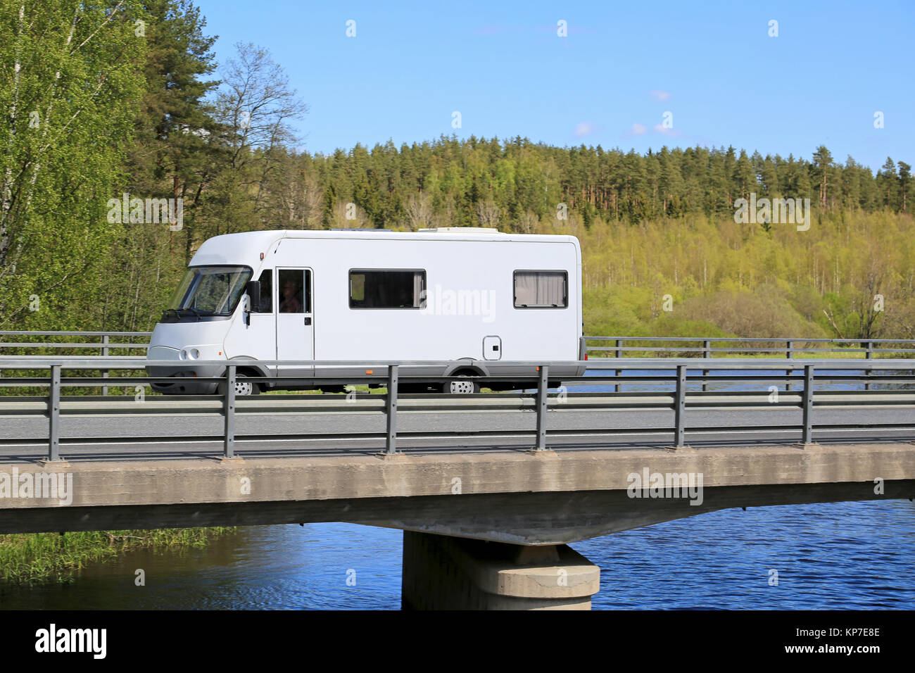 White camping voyageant le long de la route panoramique sur un pont au-dessus de l'eau à l'été. Banque D'Images