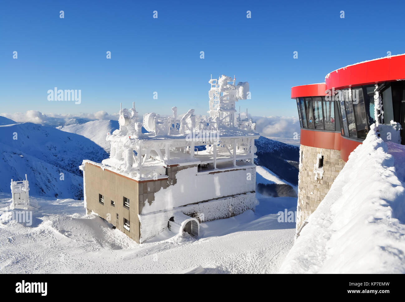 Jasna, Slovaquie - décembre 1, 2017 : vue sur les sommets des montagnes à partir de la gare de la télécabine Chopok lors d'une journée ensoleillée dans la station de ski de Jasna, Banque D'Images