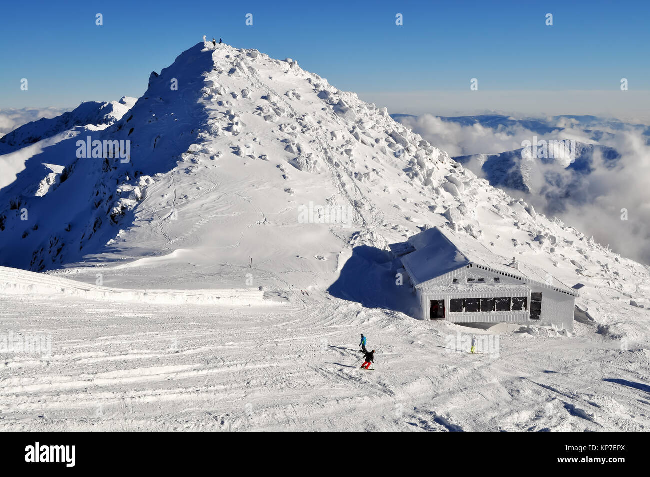 Vue sur le sommet du mont Chopok lors d'une journée ensoleillée dans la station de ski de Jasna, les Basses Tatras, en Slovaquie. Banque D'Images