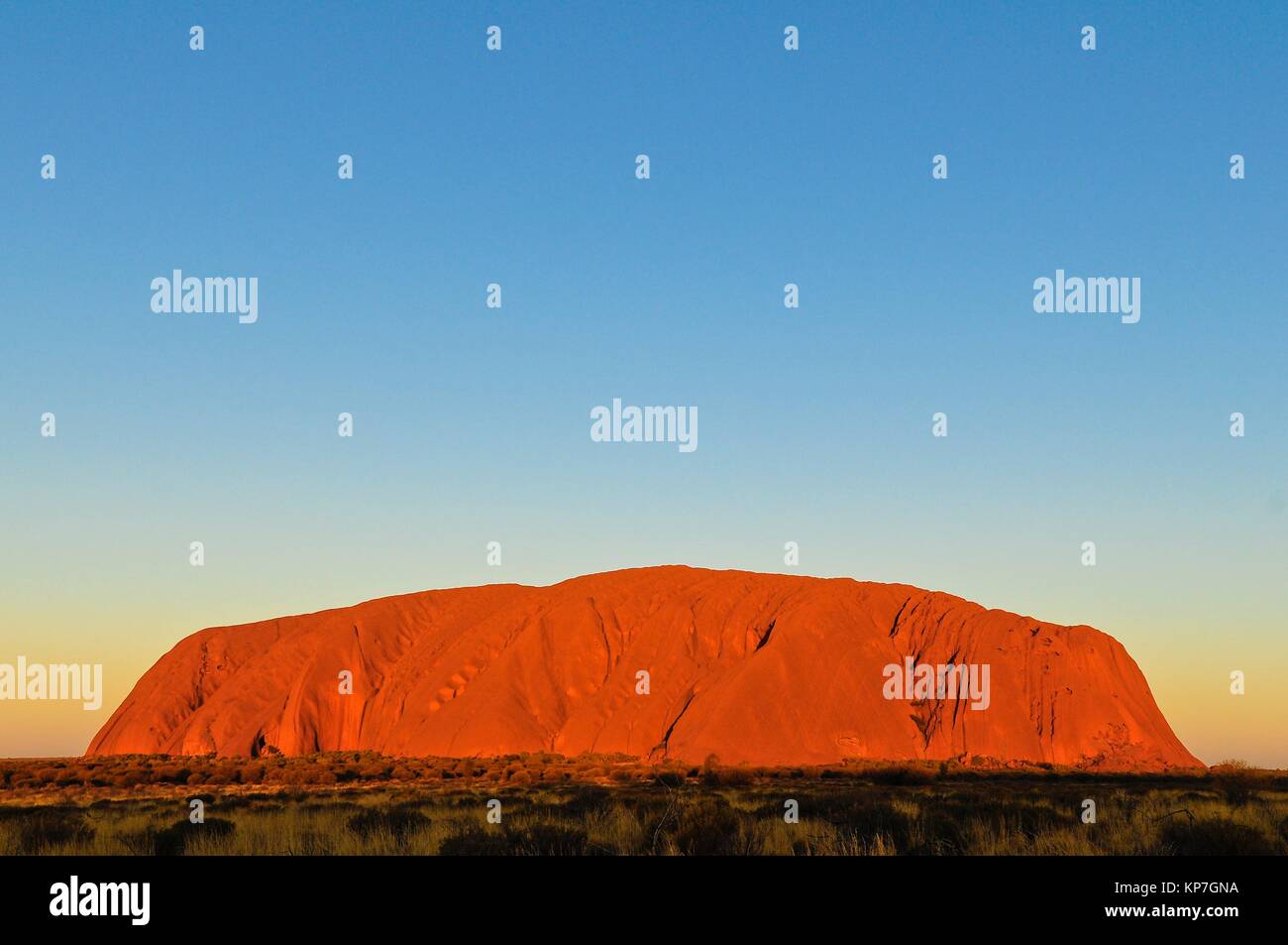 Les formations de roche sur le paysage, l'Uluru, le Parc National d'Uluru-Kata Tjuta, Territoire du Nord, Australie, Océanie Banque D'Images