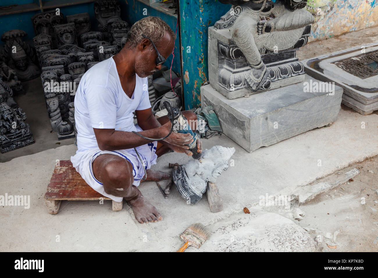 L'Asie, l'Inde, le Tamil Nadu, Mamallapuram, tailleur de pierre au travail Banque D'Images