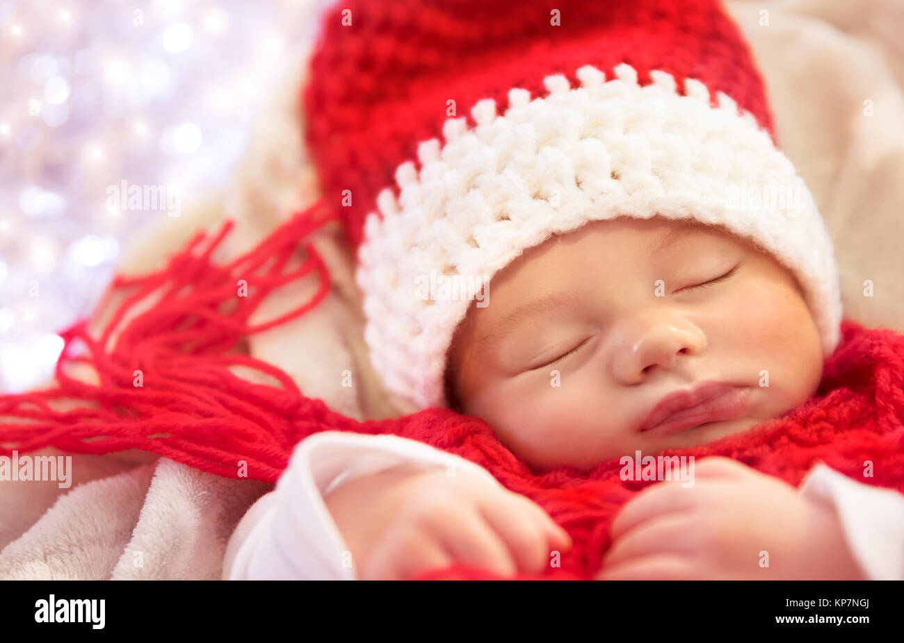 Portrait D Un Bebe Nouveau Ne Doux Portant Des Etoffes Santa Hat And Scarf Dormir A La Maison Mignon Petit Enfant Rever De Magie De Noel Holida Photo Stock Alamy