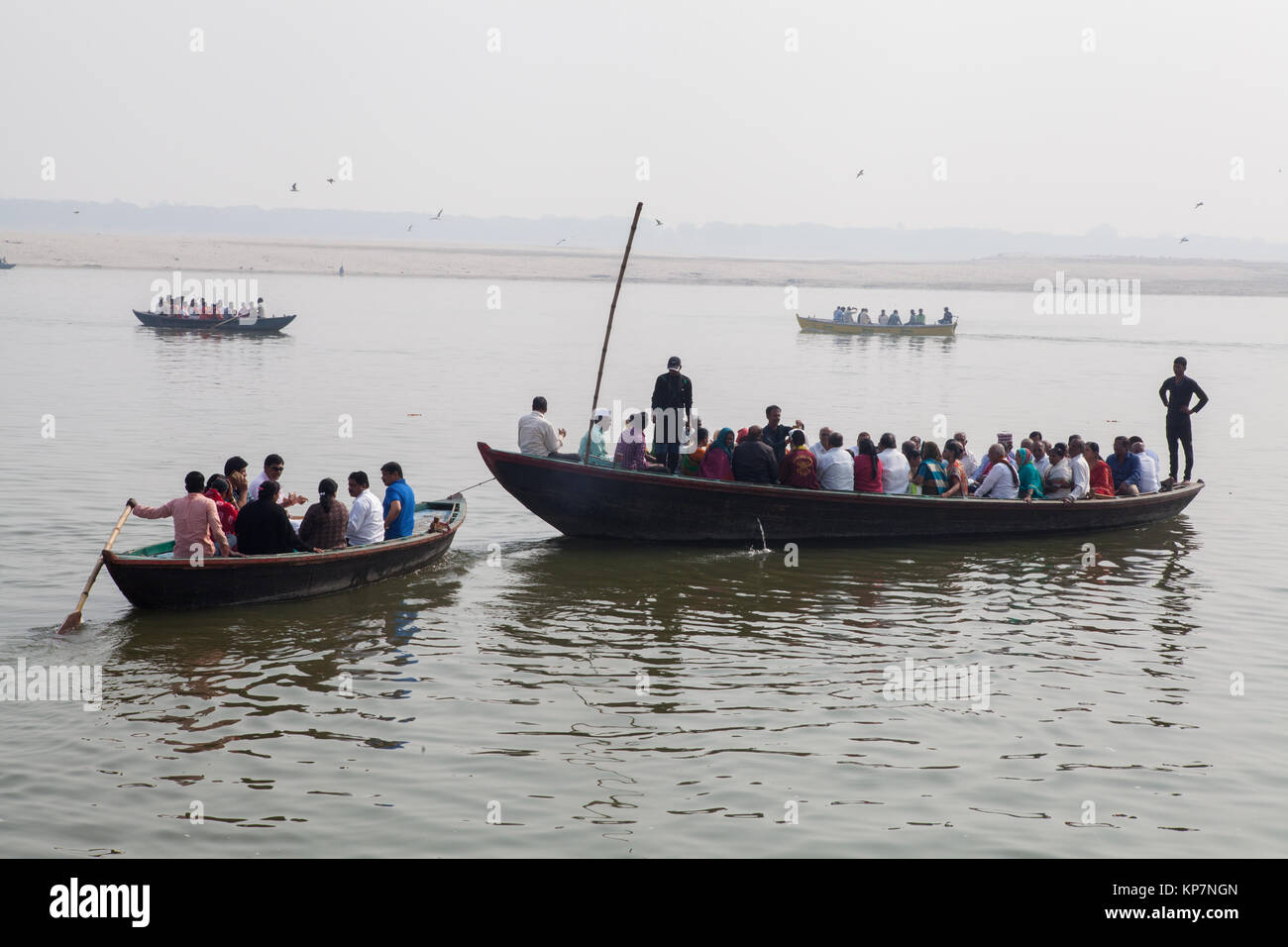 Un bateau avec les pèlerins sur le Gange à Varanasi Banque D'Images