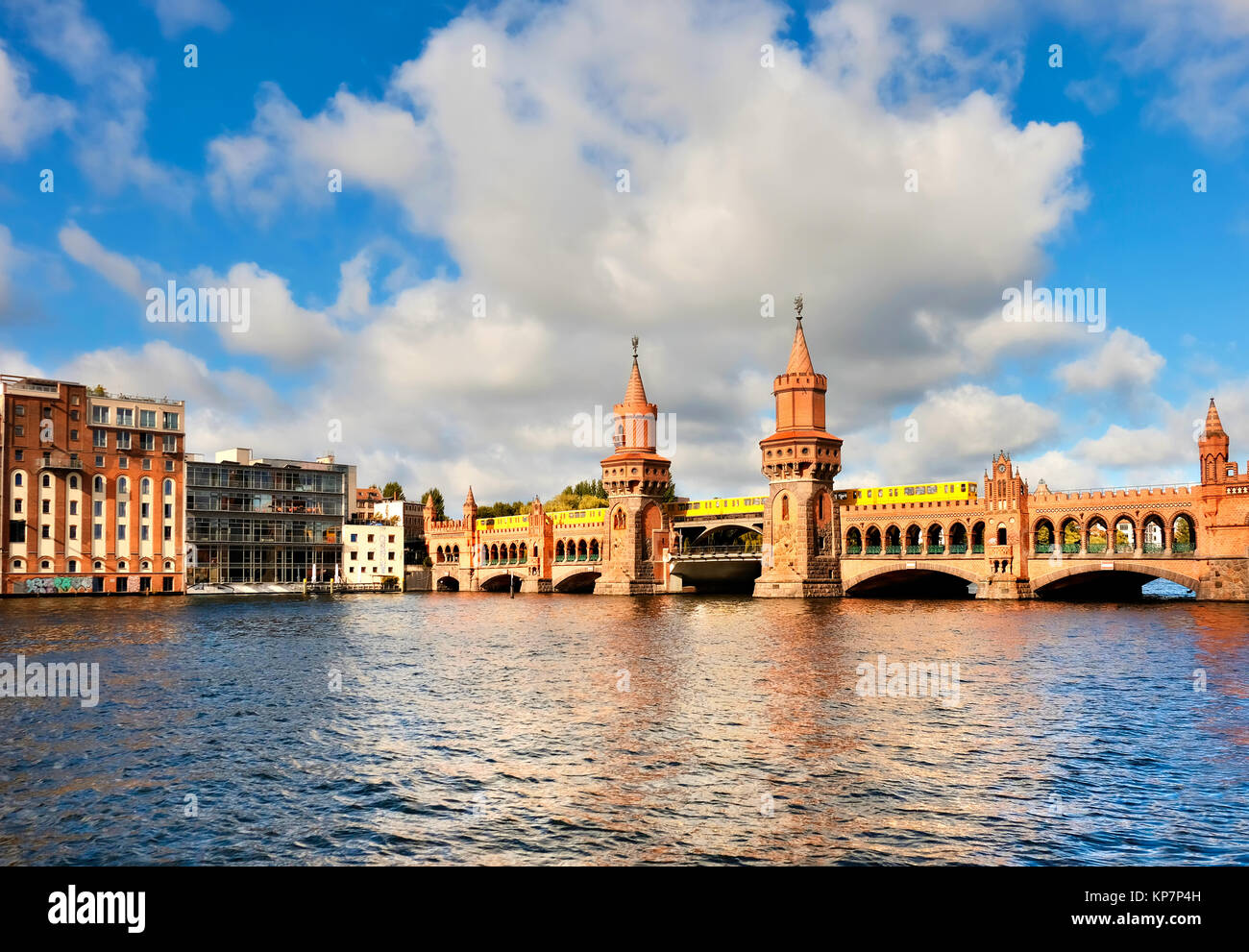 Oberbaumbruecke à Berlin par une belle journée ensoleillée avec soleil et nuages Banque D'Images