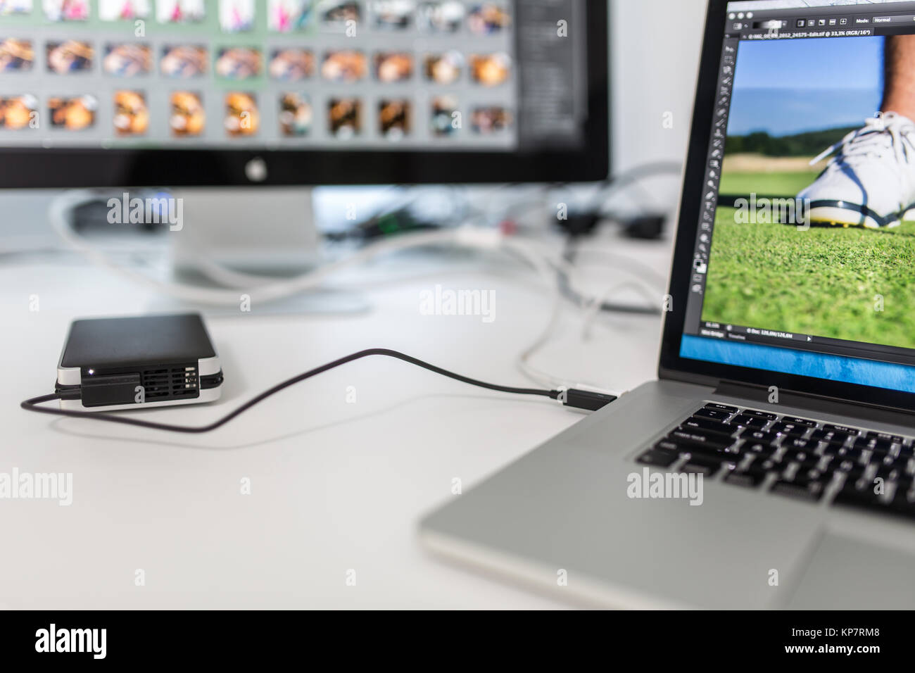Ordinateur avec photographes retouche photo apps/programmes en cours d'exécution - les images en cours de travail, finement réglée pour regarder leur meilleur. L'équipement informatique moderne dans un studio de photo. Banque D'Images