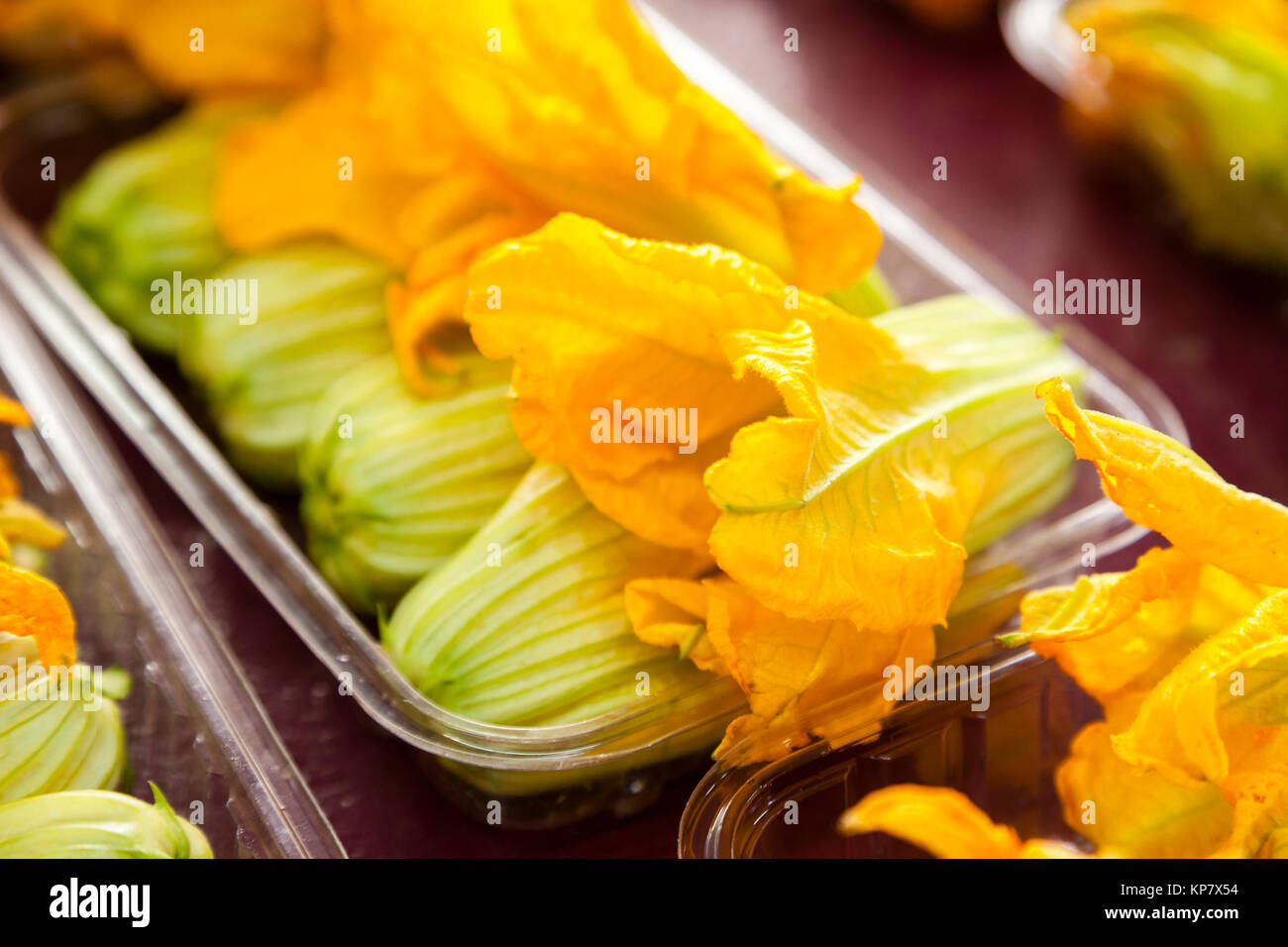 Une photo gros plan de fleurs de courgettes ou de potiron dans un marché en plein air. Banque D'Images