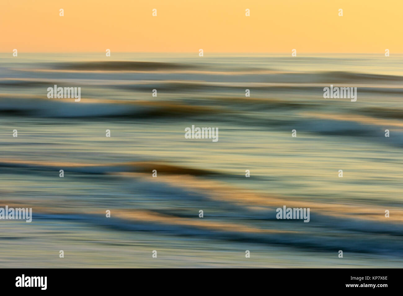 Marée montante dans le lever du soleil avec des vagues sur Chincoteague Wildlife Refuge Banque D'Images