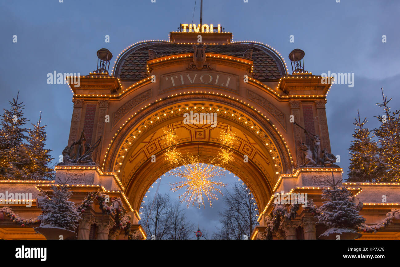 Bandeau à l'entrée du parc Amusment Tivoli à Copenhague, la nuit contre le ciel, Copenhague, Danemark, le 12 décembre 2017 Banque D'Images
