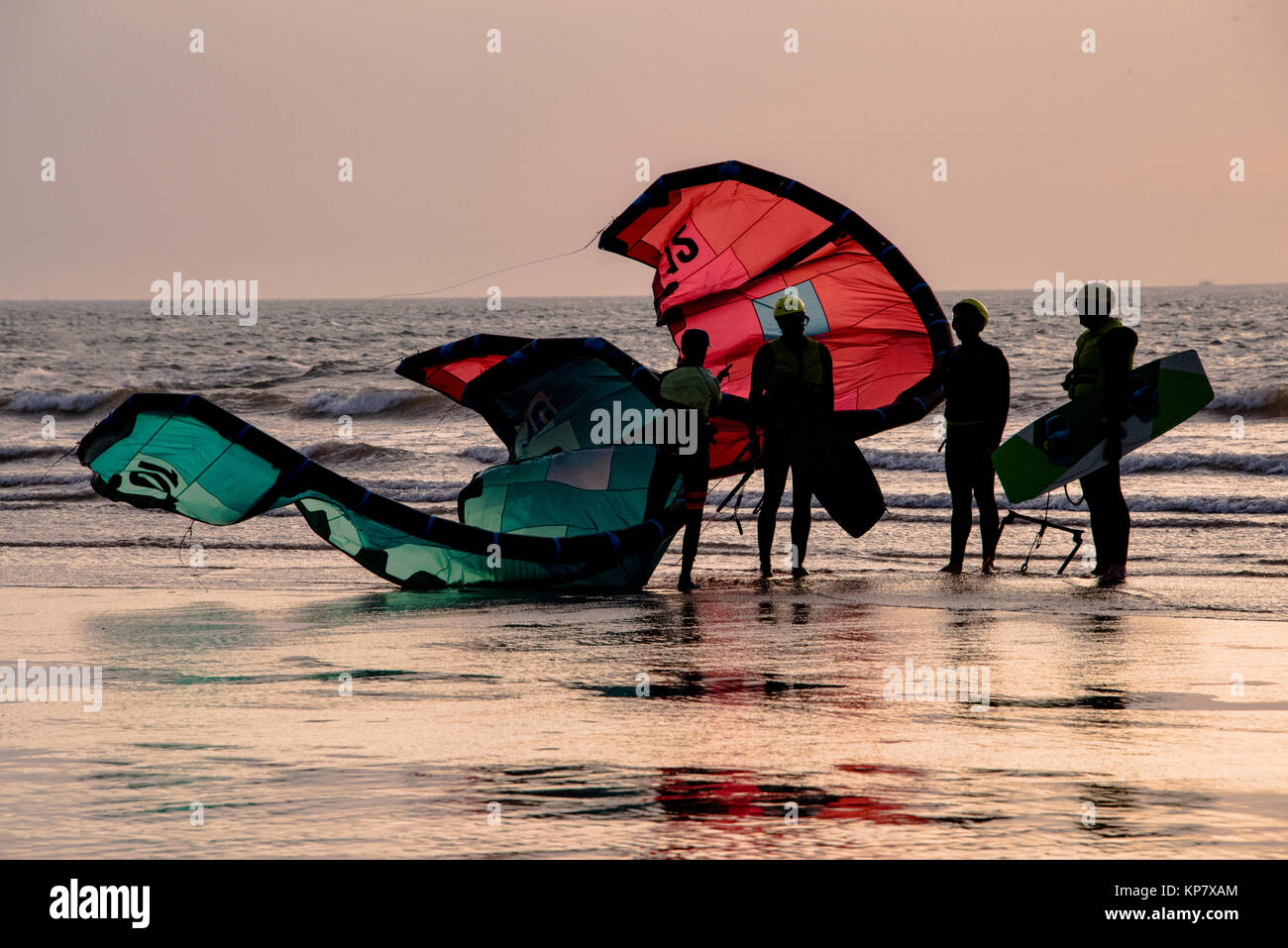 Le kite surf et surf au coucher du soleil Banque D'Images