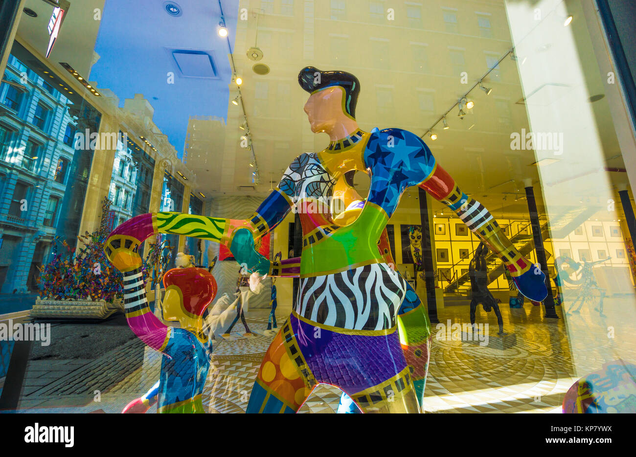 Figurines en plastique multicolores dans une galerie d'art de SoHo, à New York City Banque D'Images
