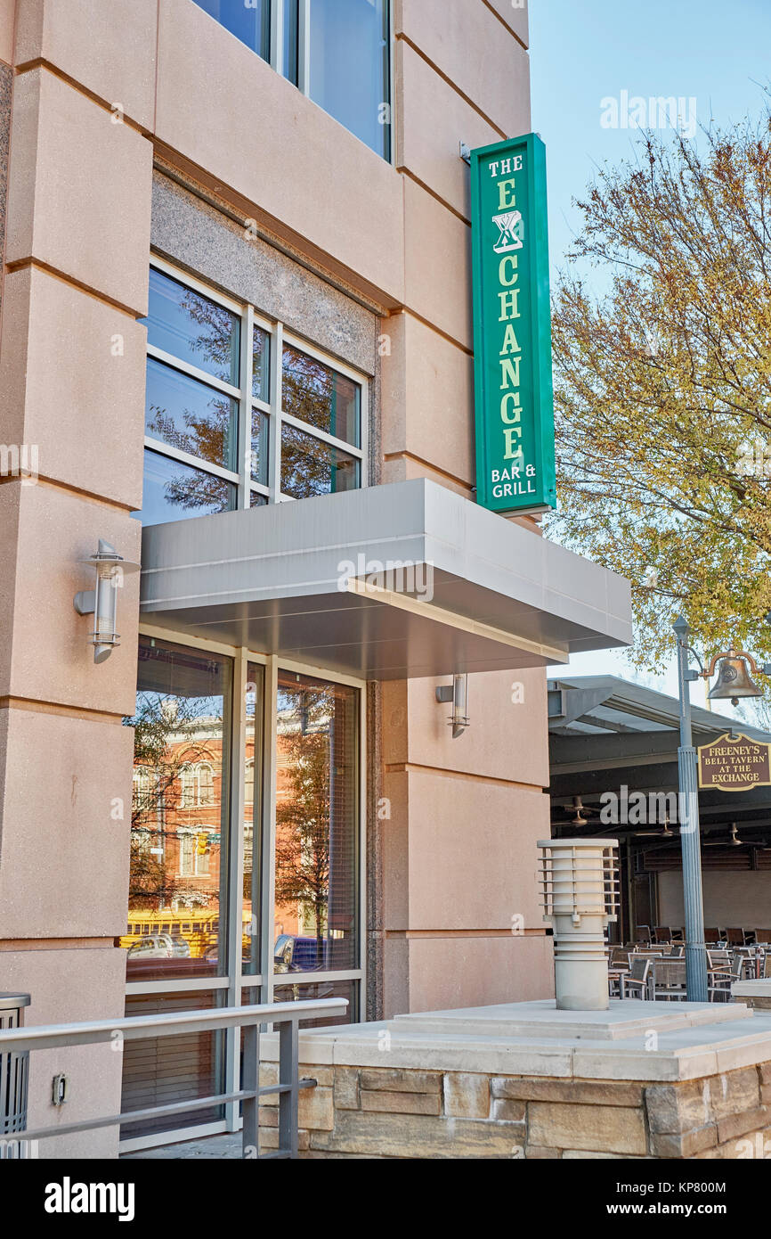L'Exchange Bar and Grill signe extérieur d'un restaurant à l'hôtel Renaissance Montgomery, en Alabama, USA. Banque D'Images