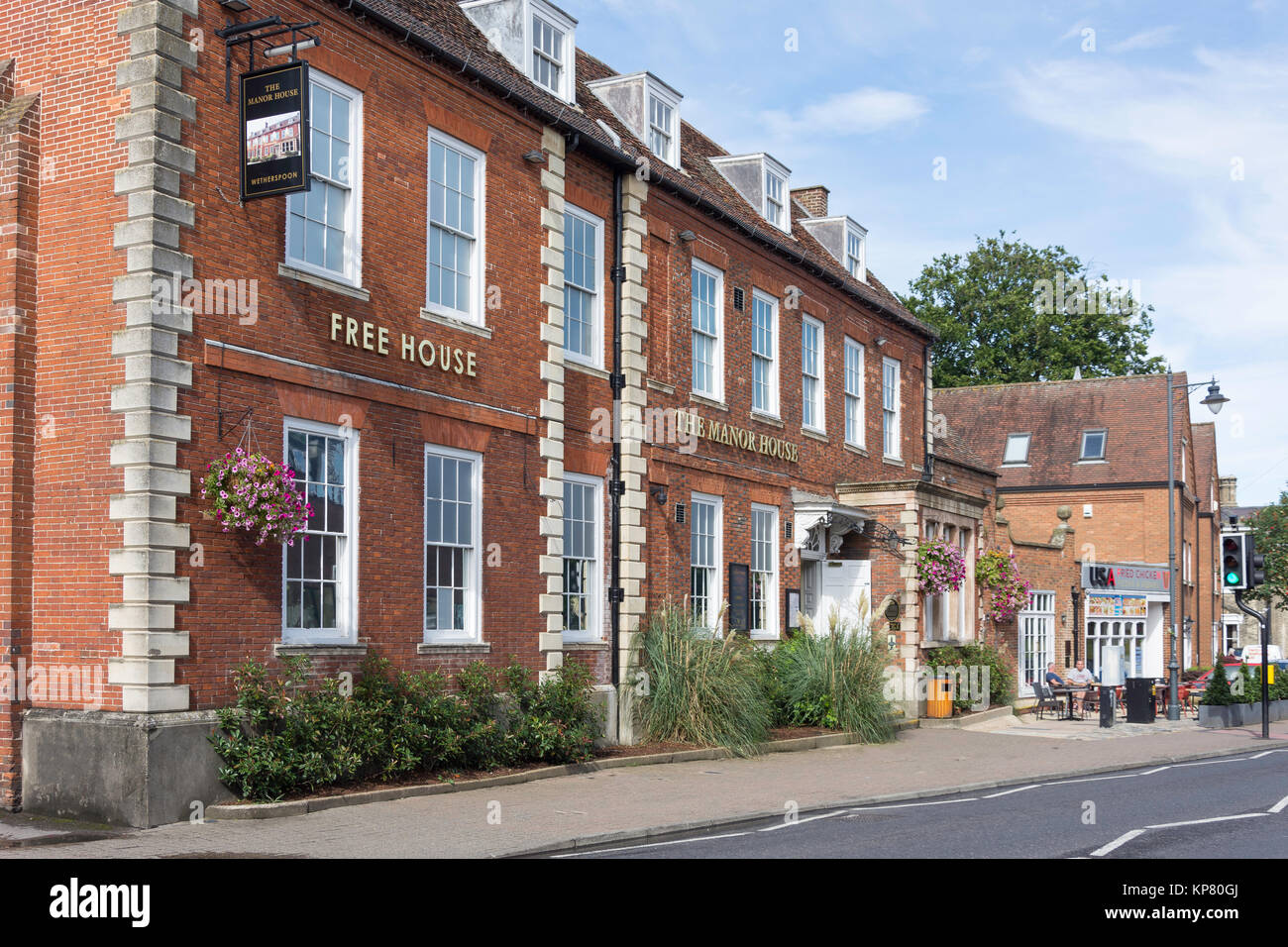 L'Wetherspoons Manor House Pub, Melbourn Street, Royston, Hertfordshire, Angleterre, Royaume-Uni Banque D'Images