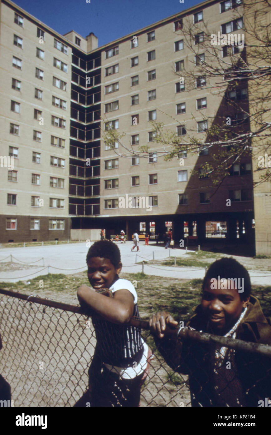 Les jeunes Noirs à l'extérieur de l'immeuble tour Stateway Gardens Housing Project sur le côté sud de Chicago. C'était pendant des années, l'une des régions les plus dangereuses de Chicago rempli de la violence des gangs, la drogue et la vente de la prostitution. Banque D'Images