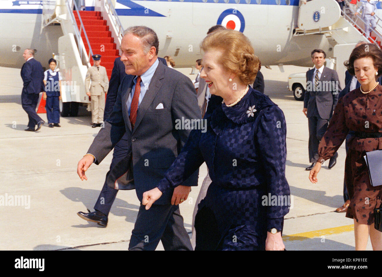 Le premier ministre Margaret Thatcher de l'Angleterre est accueilli par le secrétaire d'État Alexander Haig à l'arrivée pour une visite aux États-Unis. Banque D'Images