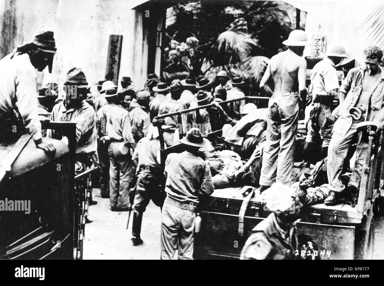 25 mai 1942 prisonniers Philippins et Américains, capturés à Corregidor, arrivent à la prison de Bilibid par pied et par camion que le japonais. Elles ont été prises par bateau à Cavite. Banque D'Images