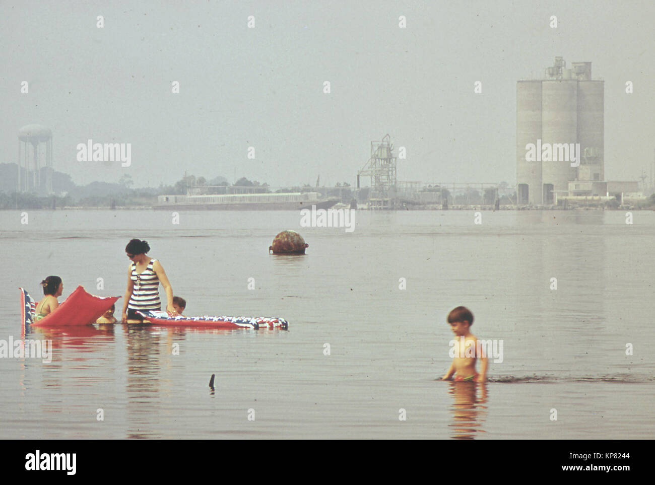 Enfants jouant dans lac pollué en Louisiane Banque D'Images