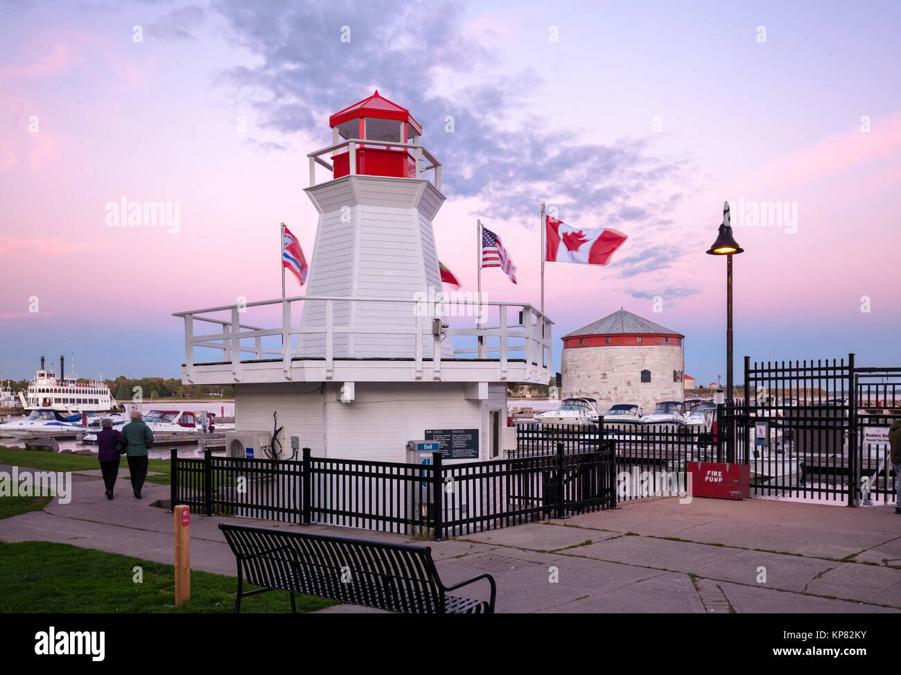 Un phare au bassin de la confédération avec la tour Shoal un tour de Mortello World War 2 en arrière-plan au Parc de la Confédération, à Kingston, en Ontario. Banque D'Images