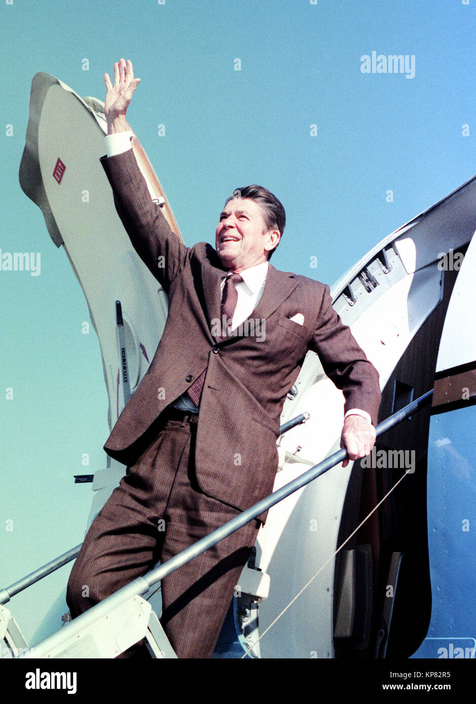 Le Président élu Ronald W. Reagan de vagues sympathisants avant de partir pour un voyage à bord d'un aéronef. Banque D'Images