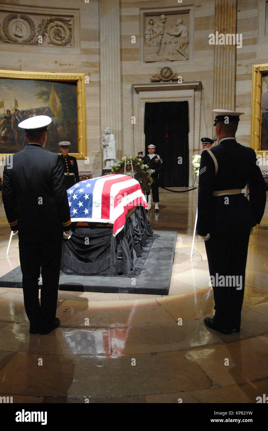 Gardes de cérémonie militaire conjointe veille sur le cercueil de l'ancien président Gerald R. Ford car il se situe dans la rotonde du Capitole à Washington, D.C., le 1 er janvier 2007. Le personnel du Département contribuent à l'honneur, la Ford 38e président des États-Unis, qui est décédé le 26 décembre. Après les funérailles nationales dans la rotonde du Capitole et d'un service funèbre à la cathédrale nationale de Washington, Ford reste flotteront au Michigan pour l'enterrement. Banque D'Images