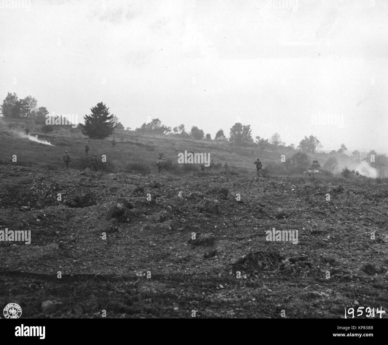 Les fantassins américains course dans un champ ouvert pour atteindre une casemate allemande, sur la ligne Siegfried allemand de la défense, Eisenboen, Allemagne, 10 944 (28e Division d'infanterie) Banque D'Images