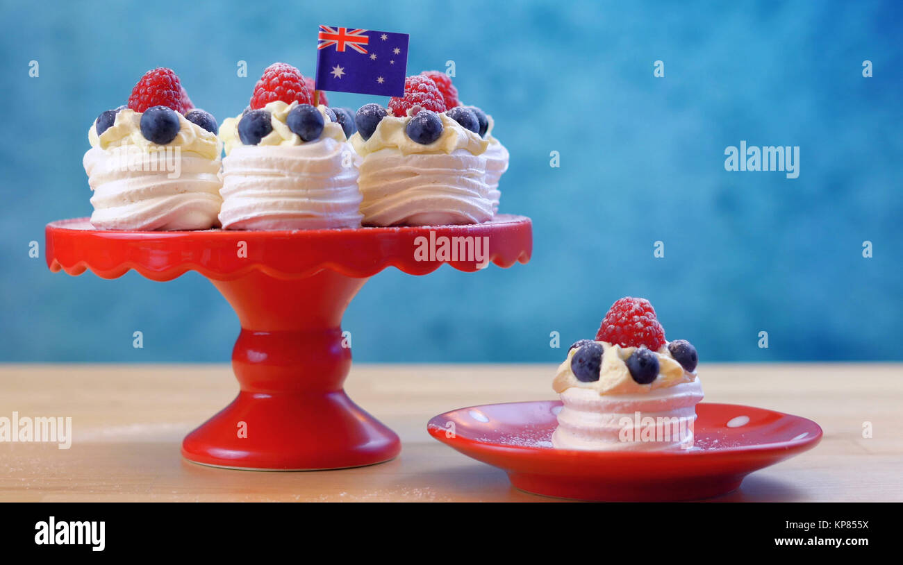 Mini pavlovas australienne et des drapeaux en rouge, blanc et bleu pour l'Australie Jour ou fête de cuisine de fête des friandises. Banque D'Images