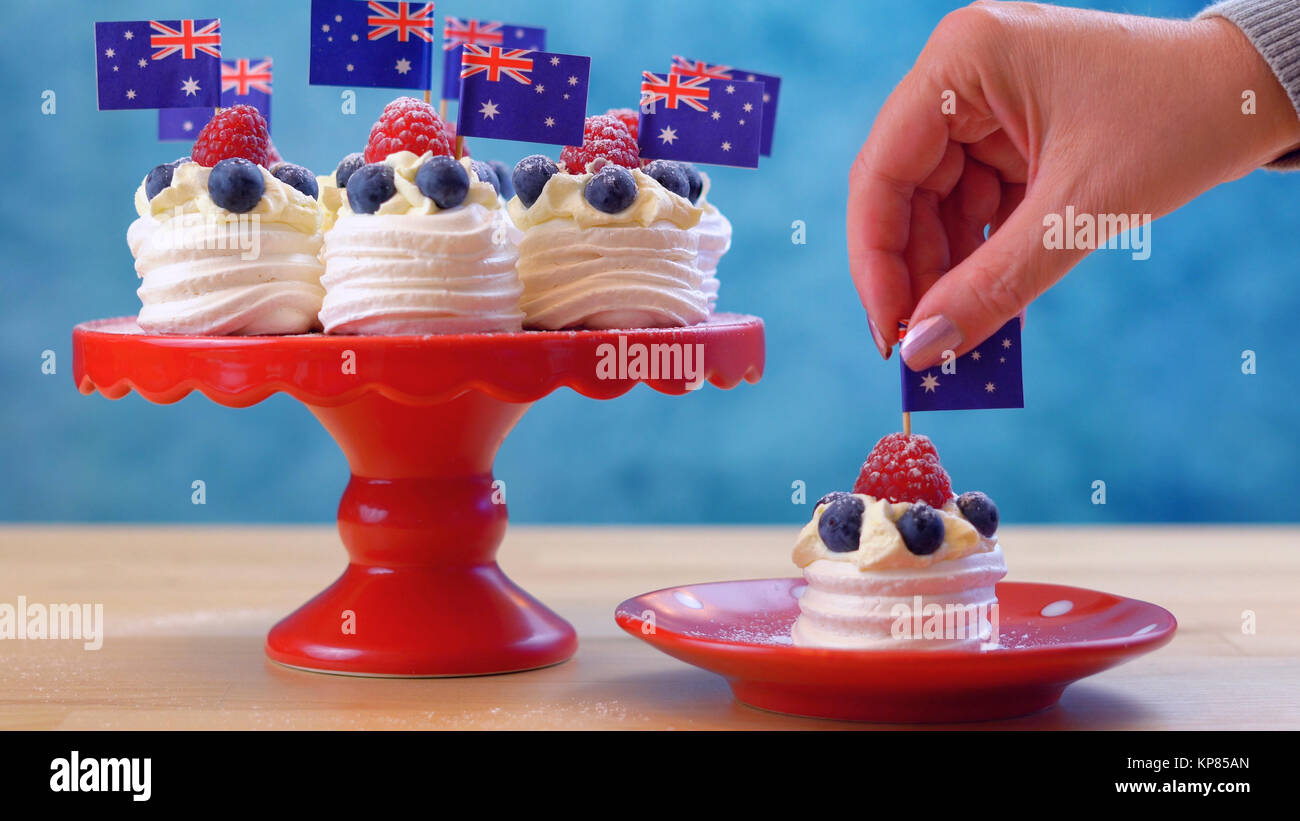 Mini pavlovas australienne et des drapeaux en rouge, blanc et bleu pour l'Australie Jour ou fête de cuisine de fête des friandises. Banque D'Images